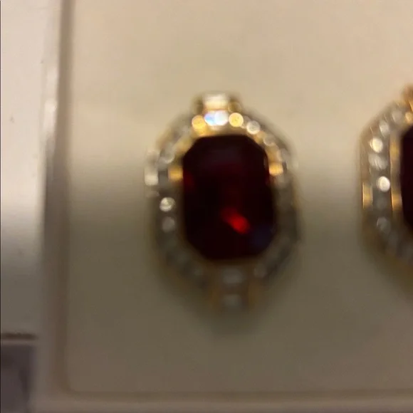 NWOT OSCAR DE LA RENTA Ruby Red Faceted emerald cut rhinestone pierced earrings - Picture 3 of 3